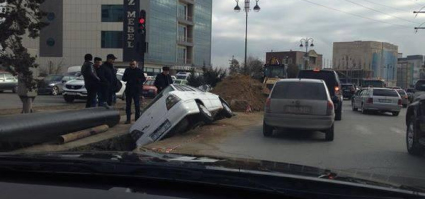 Bakıda maşın çuxura düşdü