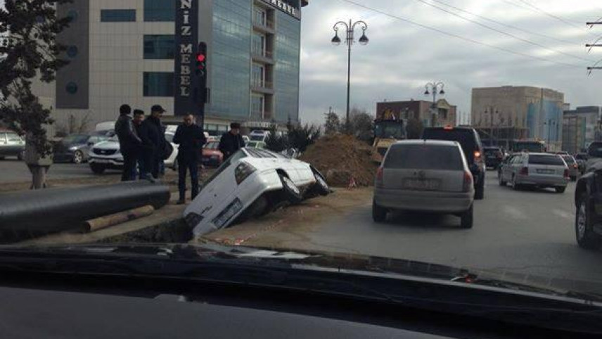Bakıda maşın çuxura düşdü