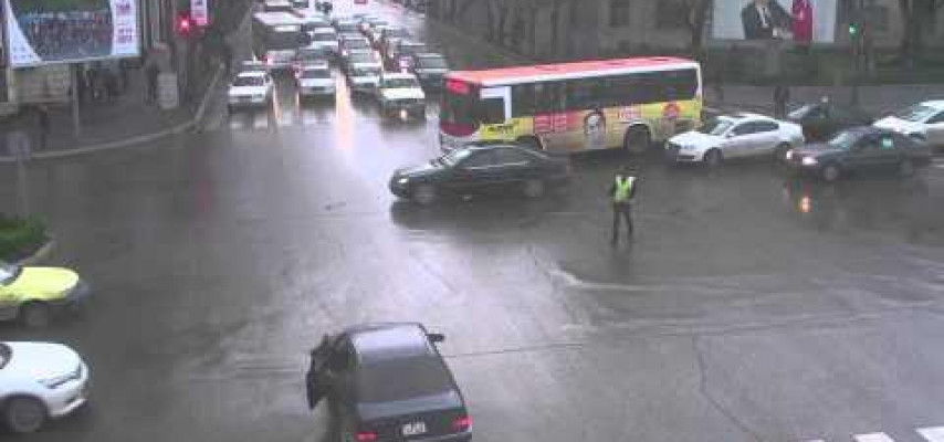Yol polisinin yanında qayda pozub qəza törətdi