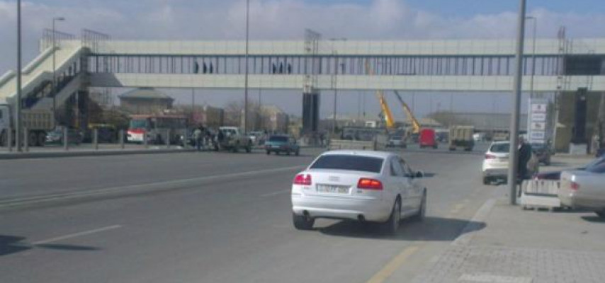 Yeni tikilən piyada keçidi sökülür- Bakıda – FOTO