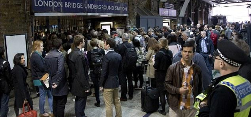Metroda böyük tıxac yarandı