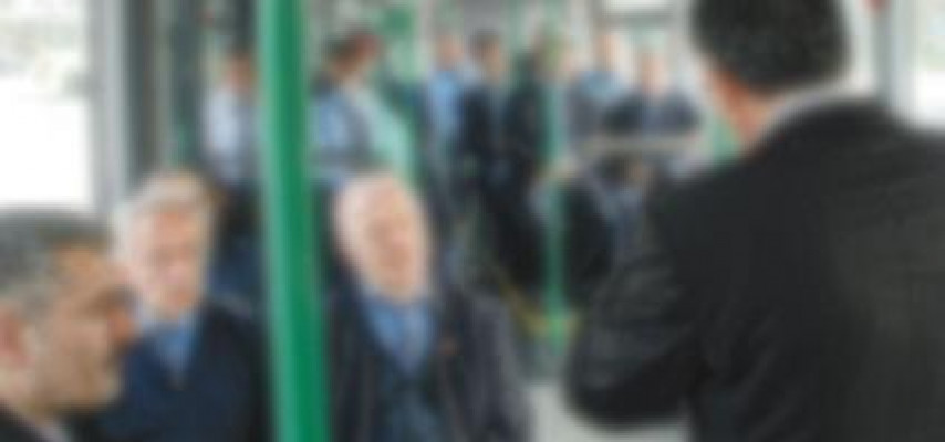 Kor sürücü avtobus sürdü