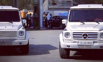 Daha bir bahalı nömrə bir neçə avtomobilin üzərində