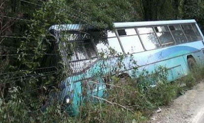 Tələbə avtobusu aşdı