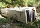Toya gedənlərin avtobus dərəyə yuvarlandı: 13 ölü, 28 yaralı