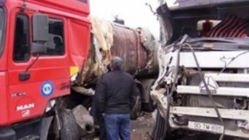 Siyəzəndə iki "Kamaz" toqquşdu: bir ölü