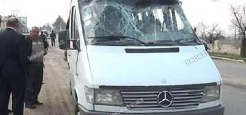 Tovuzda mikroavtobus aşdı: 6 yaralı