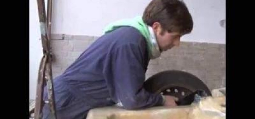 Avtomobildən qayıq düzəldən insan