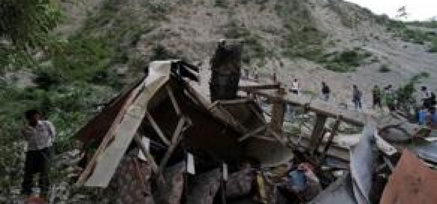 Nepalda avtobus dərəyə aşıb: 18 nəfər ölüb