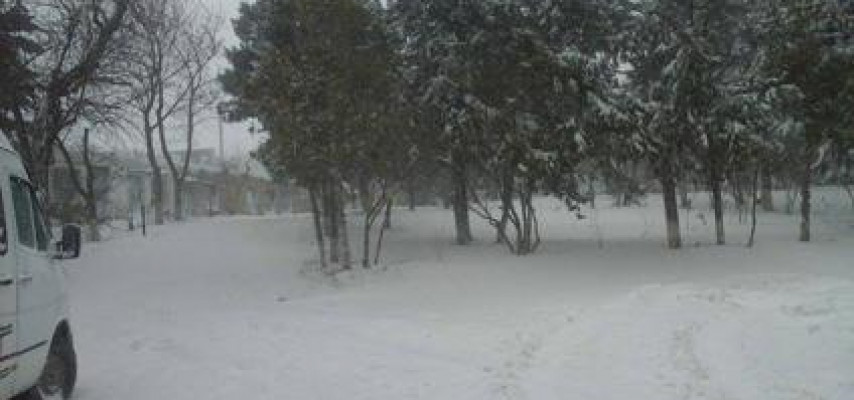 Azərbaycanda qar yağdı; yollar bağlandı