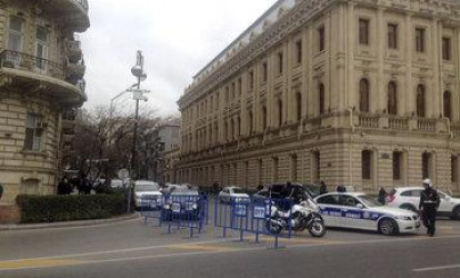 Bakının mərkəzi polis çəpəri ilə bağlandı