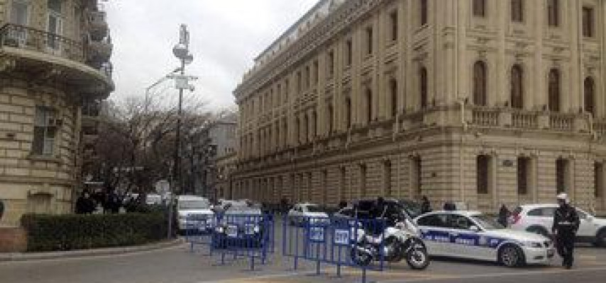 Bakının mərkəzi polis çəpəri ilə bağlandı
