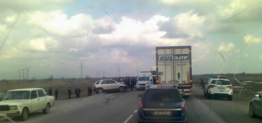 Avtobus iki avtomobillə toqquşdu: 1 ölü, 4 yaralı