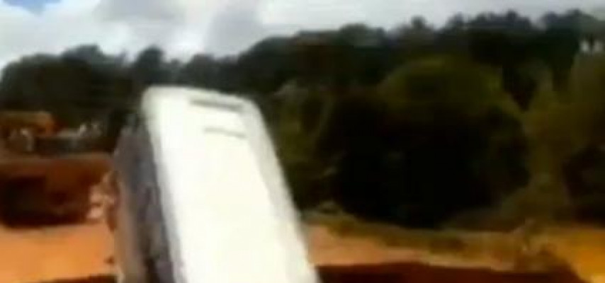 Yol yarıldı, avtobusu uddu