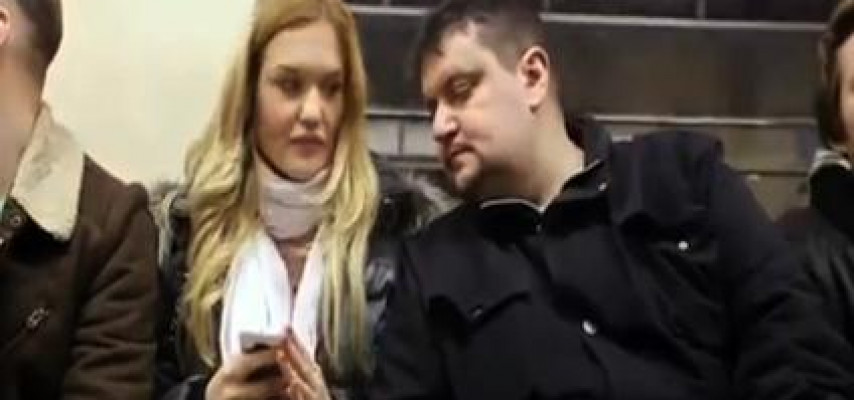 Sarışın qadın metroda kişiyə görün nə etdi