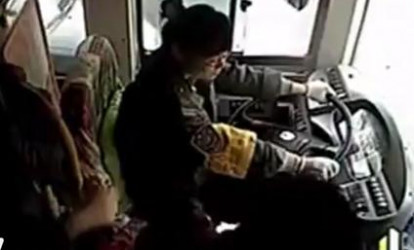 Qadın avtobus sürücüsünü belə döydü
