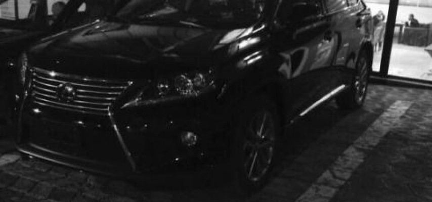 Azərbaycanda müğənniyə canlı efirdə “Lexus” hədiyyə etdilər