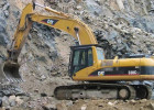 Ekskavator 100 metrdən yerə çırpıldı