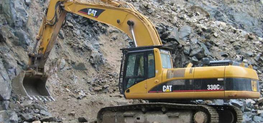 Ekskavator 100 metrdən yerə çırpıldı