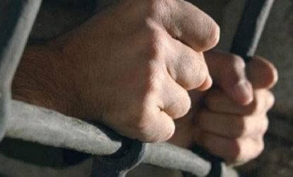 Yol polisinə tabe olmayan məmur oğlu həbs edildi