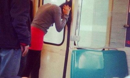 Qızın başı metroda vaqon qapılarının arasında qaldı