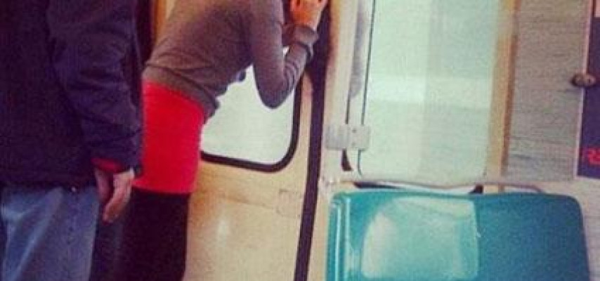 Qızın başı metroda vaqon qapılarının arasında qaldı