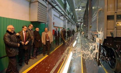 Nazirin qardaşı yeni qatarların şərəfinə şampan sındırdı