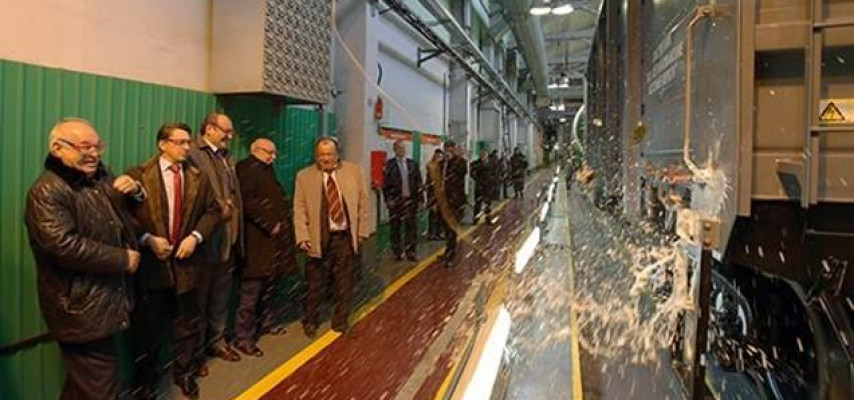 Nazirin qardaşı yeni qatarların şərəfinə şampan sındırdı