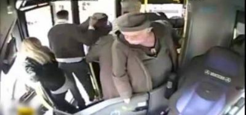 Qəza baş verdi, 70 yaşlı şəxs oğurluq etdi