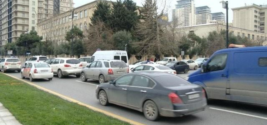 Bu küçədə tıxacın düyünü açılmır