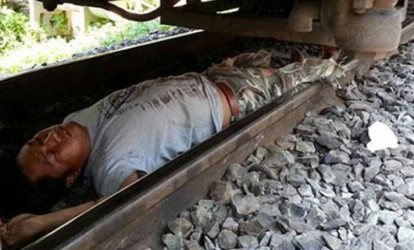 Qatarın altından sağ çıxdılar – FOTO