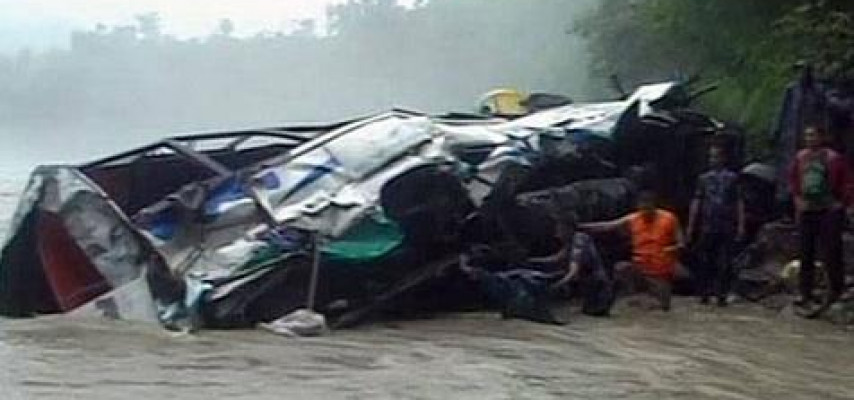 Avtobus çaya düşdü: 4 ölü, 16 yaralı