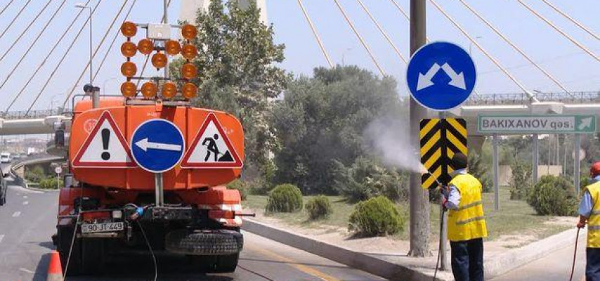 Bakıda körpü və yolları belə yuyurlar