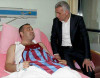 Prezident yaralı sürücüyə baş çəkdi