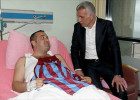 Prezident yaralı sürücüyə baş çəkdi