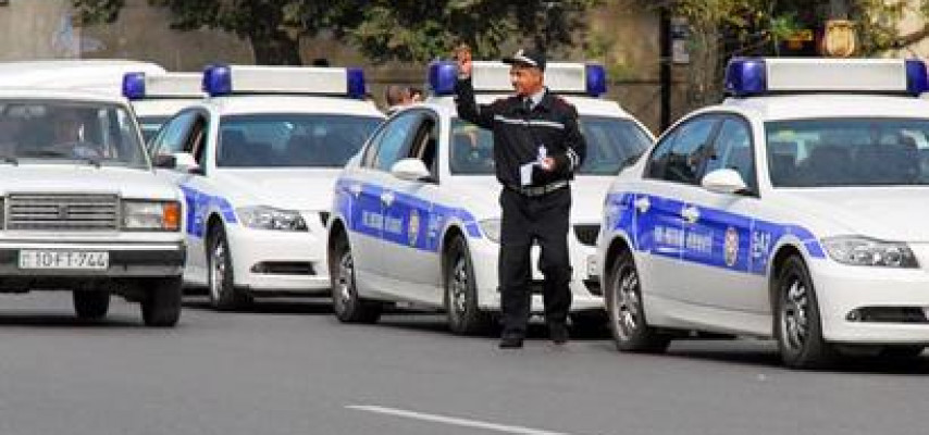 Yol polisləri futbola gedən jurnalistləri saxladı - QALMAQAL