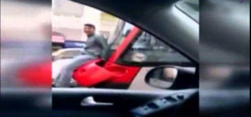 İki qatarın arasında yol getdi, çox təhlükəli