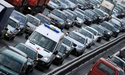 Bizdə təcili yardım avtomobilinə belə yol verirlər - BİABIRÇI