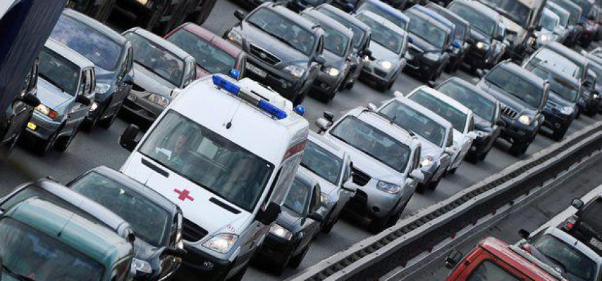 Bizdə təcili yardım avtomobilinə belə yol verirlər - BİABIRÇI