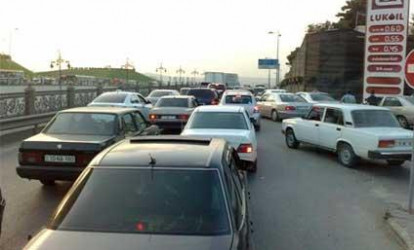 Bu küçədəki tıxacın səbəbi bilindi - ÇATIŞMAZLIQ VAR