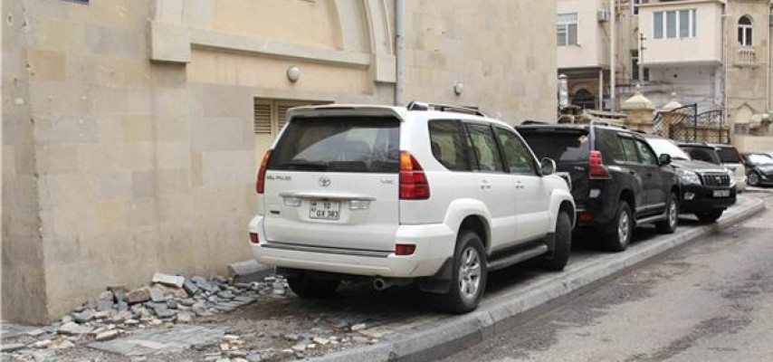 Maşınları səkiyə dırmaşdıran sürücülər və mədəniyyət problemi
