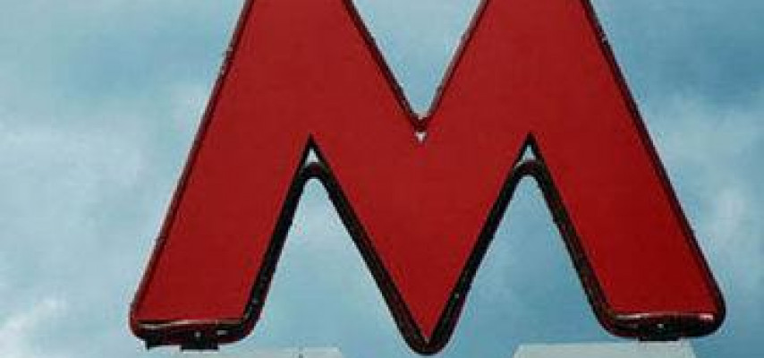 Bakı metrosunda sürüşən ayaqlar