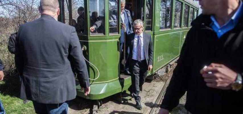 Prezidenti gəzdirən tramvay relsdən çıxdı