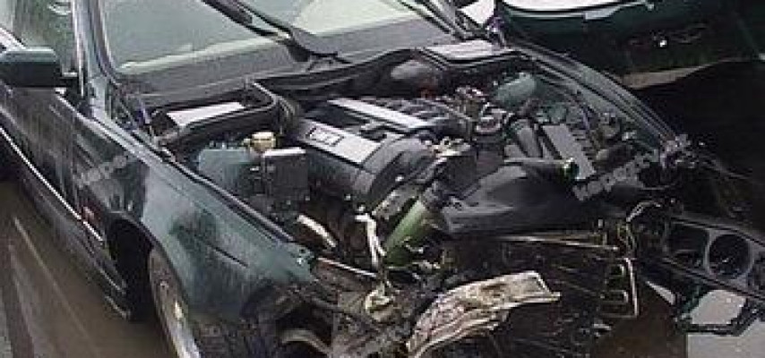 "BMW" ilə işıq dirəyini aşırdı