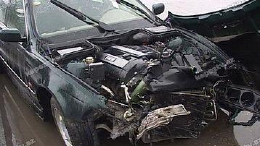 "BMW" ilə işıq dirəyini aşırdı