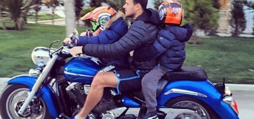 Eminin əkizləri ilə motosiklet gəzintisi – FOTO