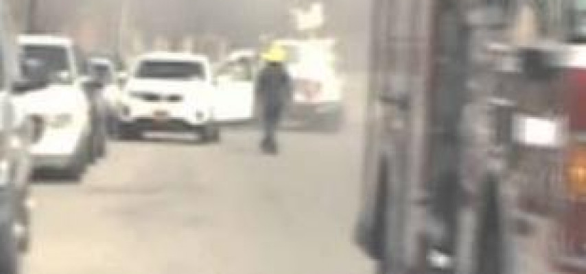 Yolda kanalizasiya quyusu bomba kimi partladı
