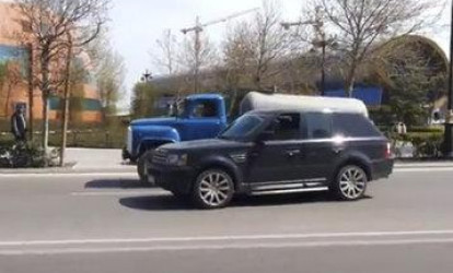 Sürücü tıxacda yatdı