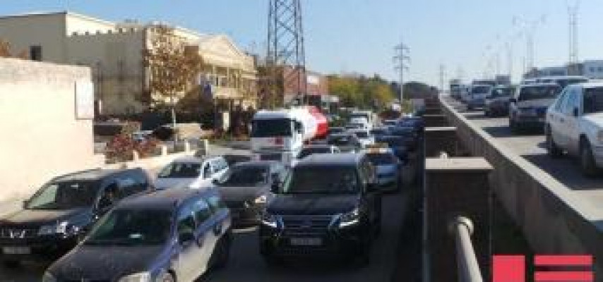 Dairəvi yolu zəncirvari qəza: tıxac yaranıb
