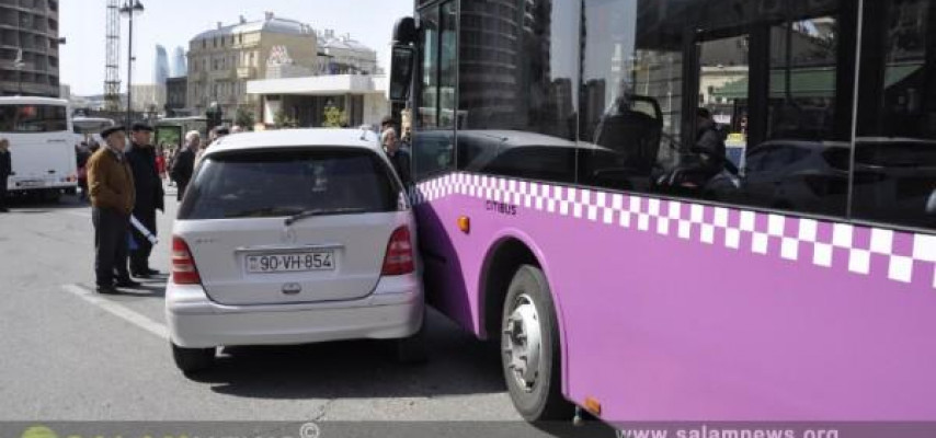 Yeni avtobus xanım sürücünün maşınını əzdi